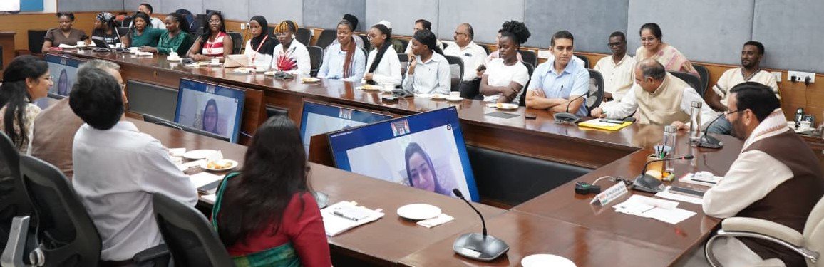 विदेशी छात्रों से मिले CM सैनी,बोले-दुनिया में आगे बढ़ने के मौके अपनाएं युवा